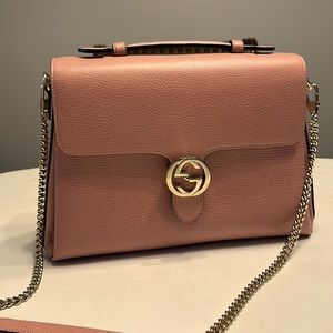 Gucci Purse interlocking GG beautiful soft pink structured pebbled leather.